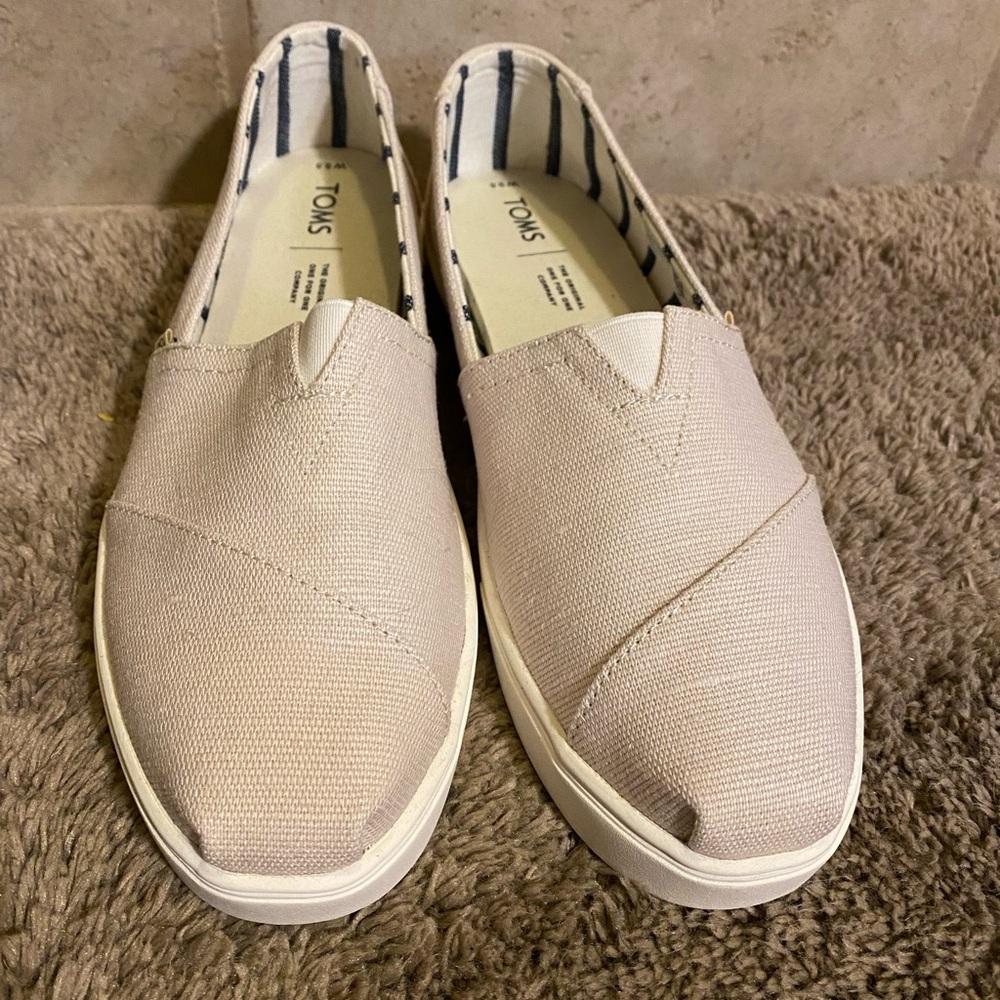 NWOT cream colored Toms